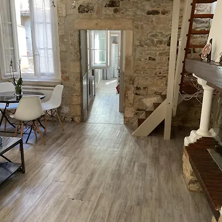 Place Aux Herbes Apartment